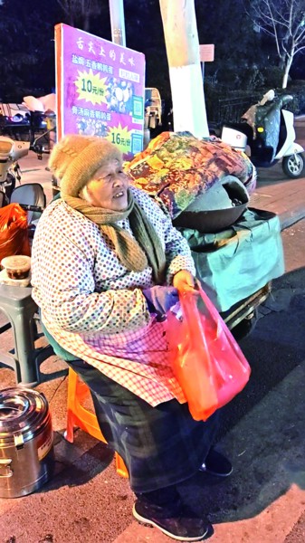 因为诚信与朴实,让老人的小摊积累了大量回头客。不少顾客知道她的故事后,都会特意多买一盒,用自己的方式帮忙。